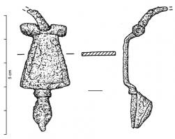 FIB-4417 - Fibule émailléebronzeTPQ : 100 - TAQ : 150Fibule émaillée à arc triangulaire, orné d'une seule loge d'émail. Pied à tête de reptile stylisée. Des excroissances pleines décorent parfois les côtés de la base du triangle.