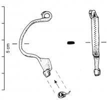 FIB-4487 - Fibule Almgren 16bronzeTPQ : 75 - TAQ : 175Fibule à arc de section massif aplati, ou rubanné, avec le plus souvent une double ligne médiane de ponctuations alternées; ressort à 4 spires et corde interne; pied trapézoïdal plein, avec un bouton terminal sous la forme d'un manchon rapporté.