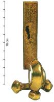 FIB-4579 - Fibule cruciforme de type Keller/Pröttel 7orTPQ : 450 - TAQ : 550Fibule cruciforme à arc trapu, bulbes également courts mais facettés, dont le pied très allongé et de section triangulaire ou semi-circulaire développe, sur ses deux ou trois faces, des panneaux rectangulaires entièrement découpés en opus interrasile. L'un des bulbes se dévisse pour dégager un ardillon percé à la tête.