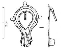 FIB-4712 - FibulebronzeTPQ : 50 - TAQ : 125Broche plate, en forme de palmette ou couronne refermée; décor incisé et pointillé ; fibule étamée.