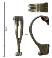 FIB-4763 - Fibule de type AlésiaargentTPQ : -55 - TAQ : -20Fibule de type Alésia, c'est-à-dire à arc triangulaire ou ogival, charnière repliée vers l'intérieur et pied redressé, généralement percé d'un ornement transversal (bâtonnet, perles...); arc à décor ajouré, soit simplement creusé d'une ouverture triangulaire, soit de plusieurs ajours, parfois avec des motifs relativement complexes.