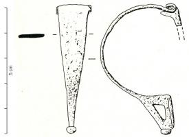 FIB-4764 - Fibule de type LanslevillardferTPQ : 70 - TAQ : 90Fibule à arc en demi-cercle, lisse et à bords rectilignes ; tête simplement échancrée avec charnière repliée vers l'extérieur ; pied triangulaire (plein ou ajouré) et à bouton rapporté.
