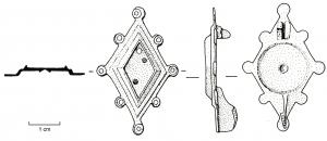 FIB-4830 - Fibule losangique émailléebronzeTPQ : 150 - TAQ : 300Fibule émaillée en forme de broche losangique, variante avec 4 ou 8 protubérances sur le pourtour; loge centrale losangique émaillée sur gradins, parfois divisée en plusieurs loges émaillées.