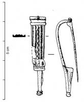 FIB-4923 - Fibule à charnièrebronzeTPQ : 40 - TAQ : 80Fibule  à arc bipartite ; la tête est rubanné, creusé de côtes guillochées au centre, comme dans le type F.23a ; le pied, séparé de la partie précédente par une moulure, peut être lisse ou marqué de moulures transversales ; léger bouton terminal.