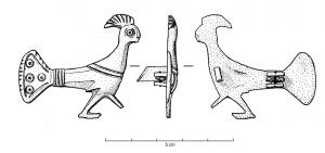 FIB-5182 - Fibule zoomorphe : paonbronzeTPQ : 500 - TAQ : 625Broche plate, en forme de paon à droite, marchant; l'œil et les ocelles de la queue déployée sont indiqués par des cercles pointés; incisions sur le corps. Les pattes sont reliées par un trait de sol, formant un triangle ajouré.