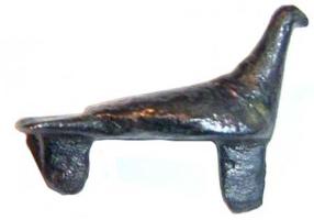 FIB-5183 - Fibule zoomorphe : oiseaubronzeTPQ : 400 - TAQ : 650Tout le corps du volatile est traité en ronde-bosse, les ailes repliées, la tête très réduite et droite; l'aspect général est celui d'un pigeon ou d'une colombe; fibules parfois dorées ; articulation à charnière entre deux plaquettes, ou à ressort sur une plaquette.