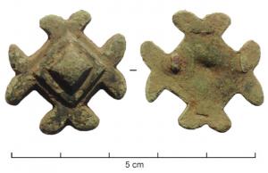 FIB-5201 - Fibule cruciformebronzeTPQ : 500 - TAQ : 600Fibule cruciforme sur plan carré ou losangique, avec des fleurons à l'extrémité de chaque branche (croix cléchée); au centre, superposition de losanges lisses; au revers, deux plaquettes perpendiculaires (fixation d'un ressort et porte-ardillon).