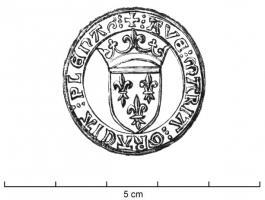 FIB-7002 - Fibule monétiformeplombTPQ : 1380 - TAQ : 1403Fibule en forme de monnaie, frappée de l'écu couronné, aux Armes de France (3 fleurs de lis), entouré de la legende + AVE : MARIA : GRACIA : PLENA; au revers, épingle pour la fixation.