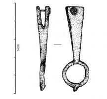 FRT-4042 - Ferret de ceinturebronzeFerret composé d'une bande triangulaire allongée, fendue dans l'épaisseur pour la fixation sur la lanière de cuir, et terminée par un anneau.