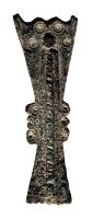 FRT-4062 - Ferret de ceinturebronzeFerret en forme d'hélice, avec une extrémité élargie et festonnée autour du rivet de fixation sur l'extrémité de la ceinture ; élément central quadrangulaire avec côte médiane en fort relief.