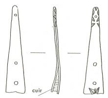 FRT-7006 - Ferret de ceinture, mordant à encochesbronzeLamelle allongée, pliée en deux et jointée dans le sens de la longueur, laissant un espace pour passer autour du cuir vers une extrémité. Cette extrémité est droite et comporte sur une face un décor de deux séries de deux lignes incisées et de trois petites incisions triangulaires, ainsi que deux perforations traversant les deux faces de la lamelle. L’autre extrémité est arrondie.