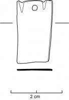 FRT-7017 - Mordant trapézoïdal à deux encoches proximalescuivrePlaque simple ou double, rivetée, en forme de trapèze ou de rectangle, décorée de deux encoches à l'extrémité proximale.