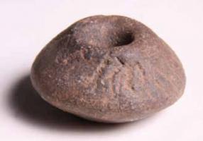 FUS-3002 - Fusaïole bitronconiqueterre cuiteFusaïole bitronconique, faces supérieure et inférieure concaves, ornée d'incisions.