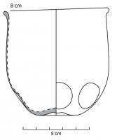 GOB-4076 - Gobelet apode à décor de dépressionsverreTPQ : 250 - TAQ : 350Gobelet apode, à lèvre arrondie, panse allongée et fond rentrant. Le tiers inférieur de sa panse est ornée de plusieurs dépressions rondes. Sa matière bleu-vert contient de nombreuses bulles.