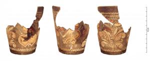 GOB-9005 - Gobelet peintverreTPQ : 1700 - TAQ : 1750Gobelet incolore peint avec décor de palmettes/arabesques, oiseau et cœurs imbriqués.