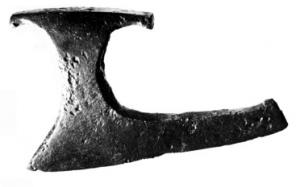 HCA-5001 - Hache d'arme à tranchant asymétriqueferHache d'arme à tranchant asymétrique incurvé vers le manche et à dos rectiligne ; œil d'emmanchement circulaire, surmonté d'une zone de frappe.