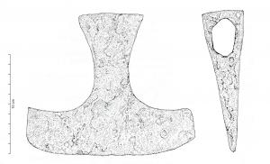 HCA-5009 - Hache d'arme à tranchant symétriqueferTPQ : 500 - TAQ : 800Hache d'arme à tranchant symétrique, œil sommital de forme ovale et absence de talon marteau.