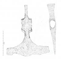 HCA-5011 - Hache d'arme à tranchant symétriqueferTPQ : 500 - TAQ : 800Hache d'arme à tranchant symétrique ; œil d'emmanchement ovale, prolongé par 2 renforts symétriques et surmonté d'une talon marteau de forme allongée; absence d'ergots sur le dos de de la lame.