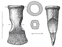 HCH-1098 - Hache à douille à constriction médianebronzeHache de petite taille, à douille ronde et à constriction médiane séparant la lame de la zone d'emmanchement ; sans anneau.