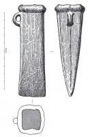 HCH-2018 - Hache à douille : type armoricain de PlurienbronzeHache à douille de type armoricain : ouverture de la douille subquadrangulaire, section quadrangulaire du corps de la hache, tranchant peu évasé, douille profonde, anneau latéral prenant sous le bourrelet, composition à forte teneur en plomb.
Les haches du type de Plurien sont courtes et trapues, (longueur moyenne : 120mm) ; absence de bourrelet secondaire ou de nervure horizontale au sommet.
