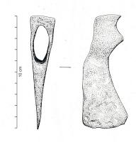 HCH-4013 - Hache à œillères triangulairesferTPQ : 300 - TAQ : 450Hache dont le dos est droit (type Duvauchelle 2B) ou oblique (Duvauchelle 3) et la face inférieure nettement courbée. L’œil de forme ovoïde est bordé sur sa partie inférieure par deux œillères triangulaires. La table est de section carrée. 