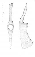 HCH-4015 - Hache-picferOutil composé d'une partie hache à tranchant large vertical, dos droit et partie inférieure légèrement concave et d'une partie pic à tranchant étroit horizontal. L’œil est circulaire.