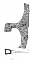 HCH-6001 - Hache doloireferHache à fer étroit et tranchant rectiligne se développant de chaque côté d'une axe perpendiculaire au manche et de manière symétrique. La douille est épaisse et de section quadrangulaire.