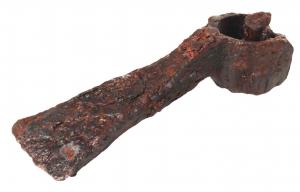 HRM-3002 - HerminetteferOutil à lame allongée, de forme trapézoïdale, à tranchant perpendiculaire; l'emmanchement à douille est disposé de manière à ce que la lame forme un angle aigu avec le manche.