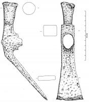 HRM-4002 - Herminette (ascia)ferHerminette constituée d'une lame trapézoïdale rectiligne, œil d'emmanchement ovale prolongé vers le bas par une douille plus ou moins allongée, avec à l'opposé du tranchant un marteau de section ronde, parfois carrée (octogonale, polygonale...).
