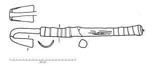 HRM-4008 - Herminette à soieferPetite herminette à tranchant courbe et soie fortement coudée, prolongée par un manche en bois décoré d'incision.