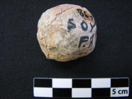 IND-2054 - Balle de fronde ?terre cuiteTPQ : -600 - TAQ : -475Balle de fronde (?), modelée, sphéroïdale en terre cuite.