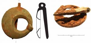 IND-4007 - Agrafe à lunulebronzeTPQ : 100 - TAQ : 200Applique en forme de lunule (Ø 70 mm) équipée au revers d'une très robuste agrafe oblique, transversale, dont la tête arrondie est elle-même percée.