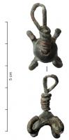 IND-9061 - SuspensionbronzeTPQ : 1500 - TAQ : 1800Petite cupule arrondie, percée au sommet et prolongée aux 4 angles par de petits crochets redressés à extrémité bouletée. Dans la perforation sommitale prend place une boucle en fil métallique, dont l'extrémité  permet à la suspension de tourner librement autour de cet axe.