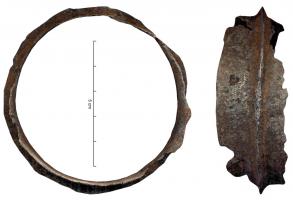 JCN-4001 - Emboîture de canalisation en boisferJoint en fer, constitué d'un cerclage aux bords tranchants avec une collerette médiane; le joint est enfoncé en force entre deux éléments d'une canalisation en bois (sorte de poutre perforée à l’aide d’une longue tarière).