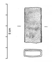 JHA-4021 - Passant de harnaisbronzeTPQ : 50 - TAQ : 100Passant de harnais quadrangulaire, lisse, en bronze martelé; l'objet est en fait obtenu par le repliement d'une tôle sur elle-même.