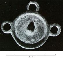 JHA-4045 - Passant de harnaisbronzeTPQ : 1 - TAQ : 200Passant de harnais circulaire à surface déprimée avec ombilic central. Trois anneaux sont greffés sur le bourrelet périphérique.