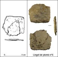 LGT-4016 - Lingot en plombplombFragment de lingot de plomb. Plat sur la face inférieure et va en s'épaississant à partir de l'angle. Il est constitué de plusieurs feuilles repliées les unes sur les autres. Il pourrait s'agir d'un lingot réalisé à partir de feuilles ou plaques de plomb récupérées.