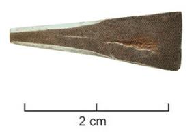 LGT-4021 - Lingot d'argentargentPetit lingot (masse de quelques grammes) généralement informe mais présentant des traces de martelage : barrette de section plus ou moins rectangulaire, partiellement écrasée.