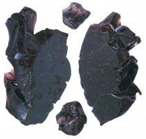 LGV-3002 - Lingot de verre pourpreverreLingot sans forme particulière, pouvant présenter une face de coulée mais dont, plus généralement,  toutes les faces résultent d'une fracturation d'une masse plus importante par des chocs violents.