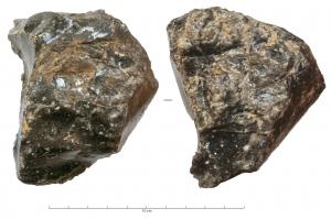 LGV-4002 - Lingot de verreverreBloc de verre détaché par percussion de la masse produite dans les fours primaires, où est formé le verre destiné à l'approvisionnement des ateliers.