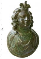 LIT-4010 - Applique de fulcrum : enfantbronzeApplique creuse, en forme de buste posée sur une base circulaire : enfant vêtu d'une tunique agrafée de part et d'autre du cou; visage légèrement tourné vers la gauche, coiffures en boucles ondulées, corymbe avec toupets symétriques au-dessus du front.