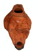 LMP-3138 - Lampe plastique : Masque terre cuiteTPQ : -100 - TAQ : 100Lampe plastique en forme de masque de théâtre. Bec rond issu de la barbe. Argile orange, engobe orange.