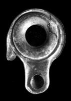 LMP-3141 - Lampe hellénistique tournée de type Deneauve VIII terre cuiteTPQ : -300 - TAQ : -200Lampe au large rebord entouré d’un sillon. La paroi du bassin est verticale. Présence d’une corne latérale. Bec assez long à bout arrondi.