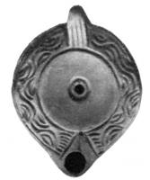 LMP-4039 - Lampe Loeschcke VIIIterre cuiteTPQ : 300 - TAQ : 500Lampe à un bec rond; disque sans décoration; anse percée; épaule ornée de lignes ondulées; bec mis en évidence par deux traits incisés.