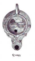 LMP-41004 - Lampe Loeschcke IV : Poulpeterre cuiteTPQ : 50 - TAQ : 100Lampe à volutes et bec en ogive. Médaillon décoré d'un poulpe.