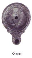 LMP-41075 - Lampe Loeschcke IV : Poulpesterre cuiteTPQ : 50 - TAQ : 100Lampe ronde à bec en ogive et volutes. Médaillon décoré de deux poulpes stylisés antithétiques.