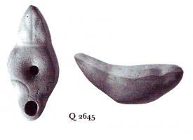 LMP-41163 - Lampe Loeschcke IV dérivéterre cuiteTPQ : 50 - TAQ : 125Lampe ronde à bec allongé surmonté de semi-volutes. Médaillon vierge, anse plastique en forme de feuille stylisée.