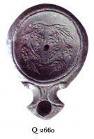 LMP-41170 - Lampe Loeschcke I : Vigne, ROMANESISterre cuiteTPQ : 80 - TAQ : 120Lampe ronde à bec à volutes avec terminaison à enclume. Médaillon décoré d'une vigne avec raisins. Estampille ROMANESIS.
