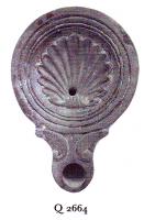 LMP-41173 - Lampe Loeschcke IV : Coquillageterre cuiteTPQ : 70 - TAQ : 100Lampe ronde à bec à volutes avec terminaison en ogive. Médaillon décoré d'une valve de coquillage.