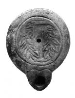 LMP-41252 - Lampe Loeschcke VIII : Couronneterre cuiteTPQ : 100 - TAQ : 190Lampe à large bec rond délimité par un trait cordiforme. Médaillon orné d'une couronne de lauriers.